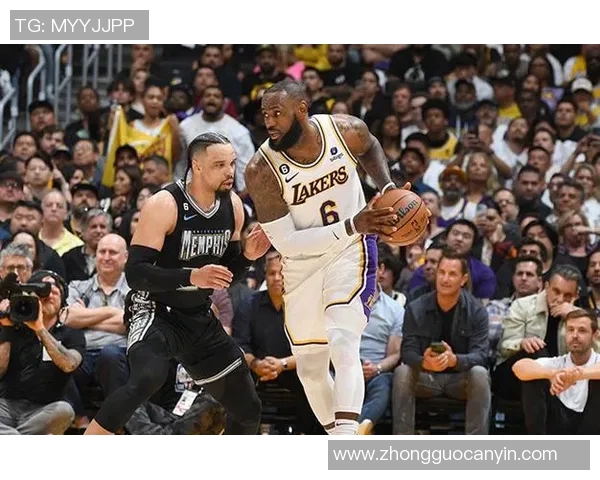 湖人一哥詹姆斯带伤连线浓眉成功，湖人加时险胜灰熊